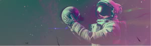 Un astronauta tiene tra le mani un pianeta, circondato dalla vastità dello spazio.