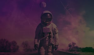 Ein Astronaut steht auf einer Straße unter einem violetten Himmel, umgeben von einer surrealen, traumhaften Landschaft.